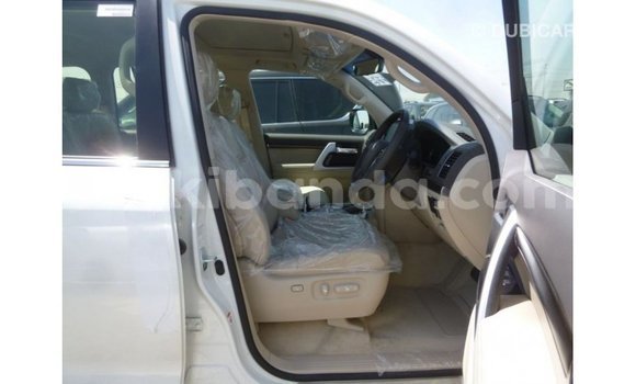 Nunua Imported Toyota Land Cruiser Nyeupe Gari ndani ya Import - Dubai nchini Uganda Nunua Imported Toyota Land Cruiser Nyeupe Gari ndani ya Import - Dubai nchini Uganda