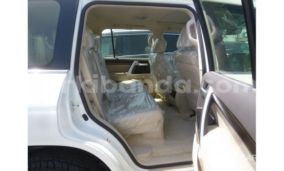 Nunua Imported Toyota Land Cruiser Nyeupe Gari ndani ya Import - Dubai nchini Uganda Nunua Imported Toyota Land Cruiser Nyeupe Gari ndani ya Import - Dubai nchini Uganda