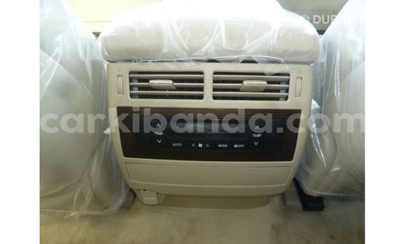 Nunua Imported Toyota Land Cruiser Nyeupe Gari ndani ya Import - Dubai nchini Uganda Nunua Imported Toyota Land Cruiser Nyeupe Gari ndani ya Import - Dubai nchini Uganda
