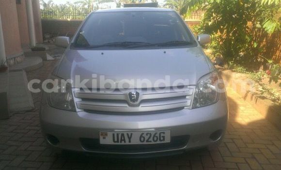 Gura Yakoze Toyota IST Silver Imodoka i Kampala mu Uganda Gura Yakoze Toyota IST Silver Imodoka i Kampala mu Uganda