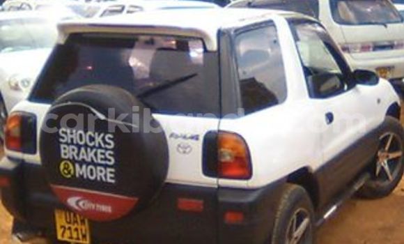 Gura Yakoze Toyota RAV4 White Imodoka i Kampala mu Uganda Gura Yakoze Toyota RAV4 White Imodoka i Kampala mu Uganda