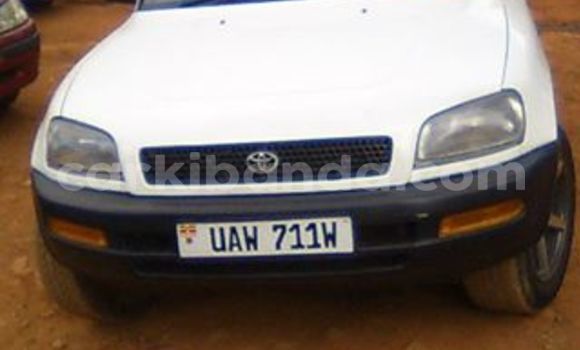 Gura Yakoze Toyota RAV4 White Imodoka i Kampala mu Uganda Gura Yakoze Toyota RAV4 White Imodoka i Kampala mu Uganda