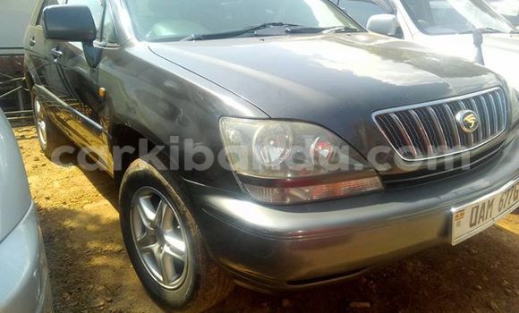 Gura Yakoze Toyota Harrier Black Imodoka i Kampala mu Uganda Gura Yakoze Toyota Harrier Black Imodoka i Kampala mu Uganda