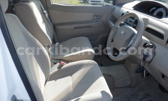 Gura Yakoze Toyota Raum White Imodoka i Kampala mu Uganda Gura Yakoze Toyota Raum White Imodoka i Kampala mu Uganda