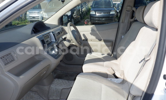 Gura Yakoze Toyota Raum White Imodoka i Kampala mu Uganda Gura Yakoze Toyota Raum White Imodoka i Kampala mu Uganda