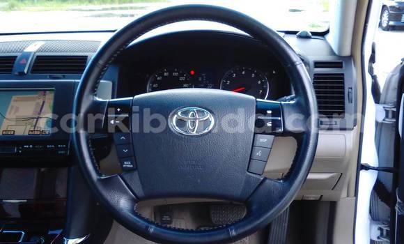 Gura Yakoze Toyota Mark X White Imodoka i Kampala mu Uganda Gura Yakoze Toyota Mark X White Imodoka i Kampala mu Uganda