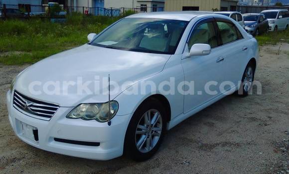 Gura Yakoze Toyota Mark X White Imodoka i Kampala mu Uganda Gura Yakoze Toyota Mark X White Imodoka i Kampala mu Uganda