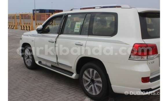 Nunua Imported Toyota Land Cruiser Nyeupe Gari ndani ya Import - Dubai nchini Uganda Nunua Imported Toyota Land Cruiser Nyeupe Gari ndani ya Import - Dubai nchini Uganda
