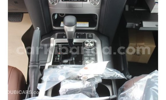 Nunua Imported Toyota Land Cruiser Nyeupe Gari ndani ya Import - Dubai nchini Uganda Nunua Imported Toyota Land Cruiser Nyeupe Gari ndani ya Import - Dubai nchini Uganda
