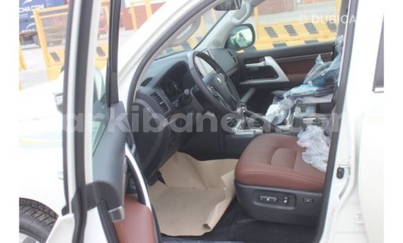Nunua Imported Toyota Land Cruiser Nyeupe Gari ndani ya Import - Dubai nchini Uganda Nunua Imported Toyota Land Cruiser Nyeupe Gari ndani ya Import - Dubai nchini Uganda