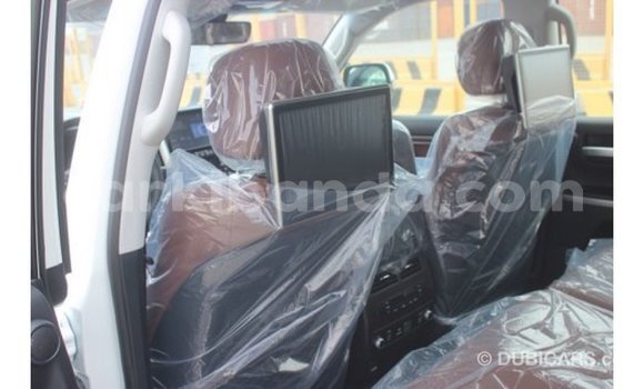 Nunua Imported Toyota Land Cruiser Nyeupe Gari ndani ya Import - Dubai nchini Uganda Nunua Imported Toyota Land Cruiser Nyeupe Gari ndani ya Import - Dubai nchini Uganda
