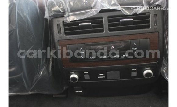 Nunua Imported Toyota Land Cruiser Nyeupe Gari ndani ya Import - Dubai nchini Uganda Nunua Imported Toyota Land Cruiser Nyeupe Gari ndani ya Import - Dubai nchini Uganda