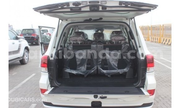 Nunua Imported Toyota Land Cruiser Nyeupe Gari ndani ya Import - Dubai nchini Uganda Nunua Imported Toyota Land Cruiser Nyeupe Gari ndani ya Import - Dubai nchini Uganda