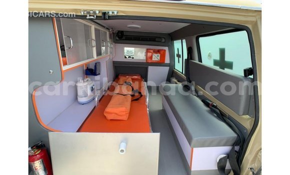 Acheter Import Voiture Toyota Land Cruiser Beige à Import - Dubai, Ouganda Acheter Import Voiture Toyota Land Cruiser Beige à Import - Dubai, Ouganda