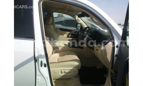 Nunua Imported Lexus LX Nyeupe Gari ndani ya Import - Dubai nchini Uganda Nunua Imported Lexus LX Nyeupe Gari ndani ya Import - Dubai nchini Uganda