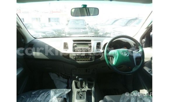 Nunua Imported Toyota Hilux Nyeupe Gari ndani ya Import - Dubai nchini Uganda Nunua Imported Toyota Hilux Nyeupe Gari ndani ya Import - Dubai nchini Uganda