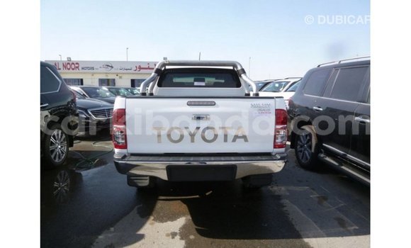 Nunua Imported Toyota Hilux Nyeupe Gari ndani ya Import - Dubai nchini Uganda Nunua Imported Toyota Hilux Nyeupe Gari ndani ya Import - Dubai nchini Uganda