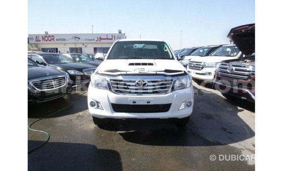 Nunua Imported Toyota Hilux Nyeupe Gari ndani ya Import - Dubai nchini Uganda Nunua Imported Toyota Hilux Nyeupe Gari ndani ya Import - Dubai nchini Uganda