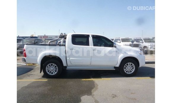 Nunua Imported Toyota Hilux Nyeupe Gari ndani ya Import - Dubai nchini Uganda Nunua Imported Toyota Hilux Nyeupe Gari ndani ya Import - Dubai nchini Uganda