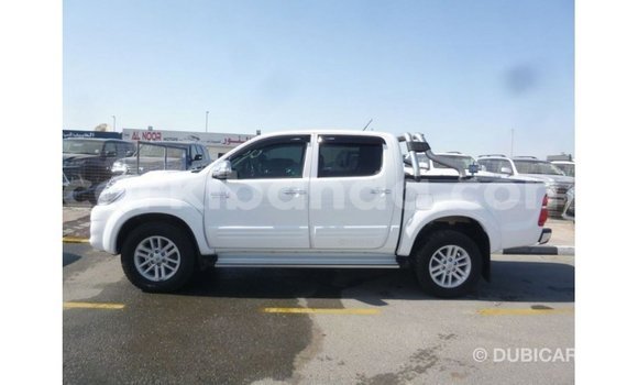 Nunua Imported Toyota Hilux Nyeupe Gari ndani ya Import - Dubai nchini Uganda Nunua Imported Toyota Hilux Nyeupe Gari ndani ya Import - Dubai nchini Uganda