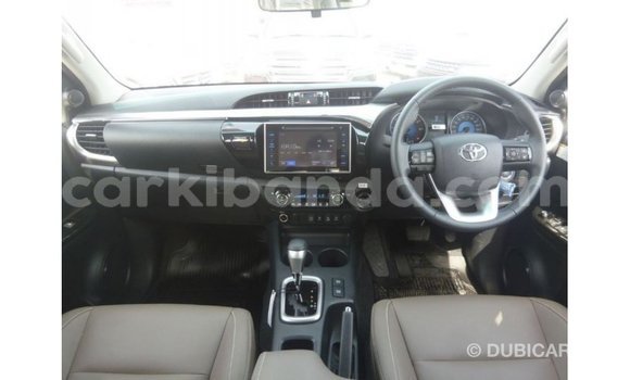 Nunua Imported Toyota Hilux Nyeusi Gari ndani ya Import - Dubai nchini Uganda Nunua Imported Toyota Hilux Nyeusi Gari ndani ya Import - Dubai nchini Uganda