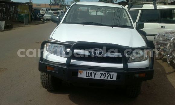 Gura Yakoze Toyota Hilux White Imodoka i Kampala mu Uganda Gura Yakoze Toyota Hilux White Imodoka i Kampala mu Uganda