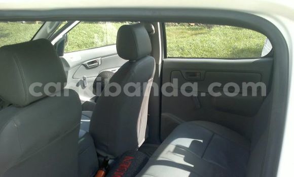 Gura Yakoze Toyota Hilux White Imodoka i Kampala mu Uganda Gura Yakoze Toyota Hilux White Imodoka i Kampala mu Uganda