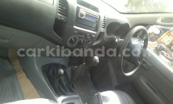 Gura Yakoze Toyota Hilux White Imodoka i Kampala mu Uganda Gura Yakoze Toyota Hilux White Imodoka i Kampala mu Uganda