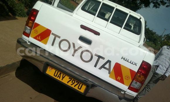 Gura Yakoze Toyota Hilux White Imodoka i Kampala mu Uganda Gura Yakoze Toyota Hilux White Imodoka i Kampala mu Uganda