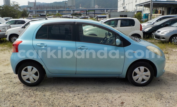 Gura Yakoze Toyota Vitz Blue Imodoka i Kampala mu Uganda Gura Yakoze Toyota Vitz Blue Imodoka i Kampala mu Uganda