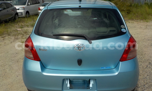 Gura Yakoze Toyota Vitz Blue Imodoka i Kampala mu Uganda Gura Yakoze Toyota Vitz Blue Imodoka i Kampala mu Uganda
