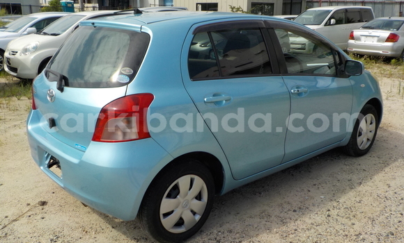 Gura Yakoze Toyota Vitz Blue Imodoka i Kampala mu Uganda Gura Yakoze Toyota Vitz Blue Imodoka i Kampala mu Uganda