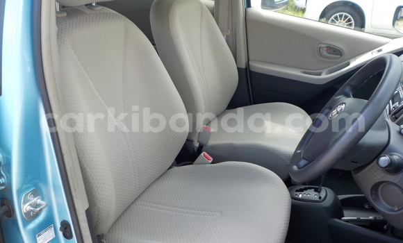 Gura Yakoze Toyota Vitz Blue Imodoka i Kampala mu Uganda Gura Yakoze Toyota Vitz Blue Imodoka i Kampala mu Uganda