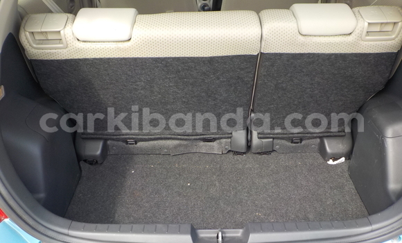 Gura Yakoze Toyota Vitz Blue Imodoka i Kampala mu Uganda Gura Yakoze Toyota Vitz Blue Imodoka i Kampala mu Uganda