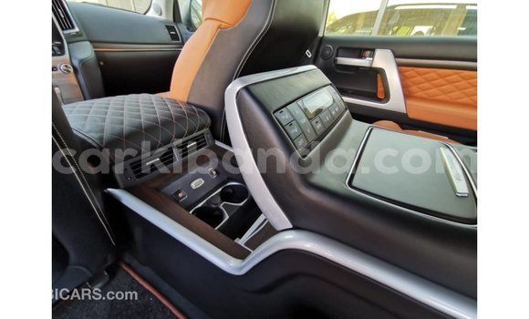 Acheter Import Voiture Toyota Land Cruiser Noir à Import - Dubai, Ouganda Acheter Import Voiture Toyota Land Cruiser Noir à Import - Dubai, Ouganda