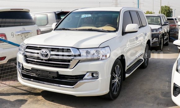 Nunua Imported Toyota Land Cruiser Nyeupe Gari ndani ya Import - Dubai nchini Uganda Nunua Imported Toyota Land Cruiser Nyeupe Gari ndani ya Import - Dubai nchini Uganda