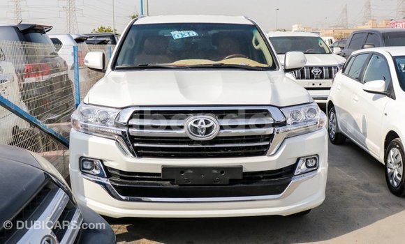 Nunua Imported Toyota Land Cruiser Nyeupe Gari ndani ya Import - Dubai nchini Uganda Nunua Imported Toyota Land Cruiser Nyeupe Gari ndani ya Import - Dubai nchini Uganda