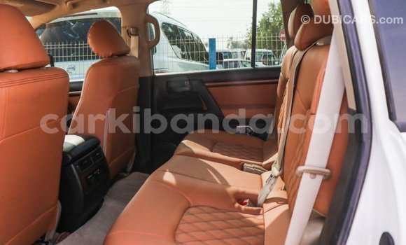 Nunua Imported Toyota Land Cruiser Nyeupe Gari ndani ya Import - Dubai nchini Uganda Nunua Imported Toyota Land Cruiser Nyeupe Gari ndani ya Import - Dubai nchini Uganda