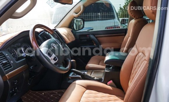 Nunua Imported Toyota Land Cruiser Nyeupe Gari ndani ya Import - Dubai nchini Uganda Nunua Imported Toyota Land Cruiser Nyeupe Gari ndani ya Import - Dubai nchini Uganda