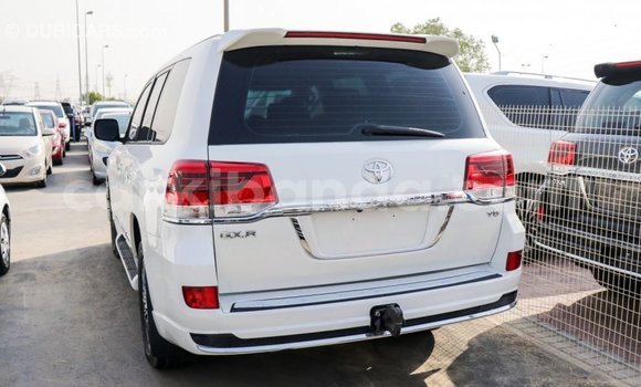 Nunua Imported Toyota Land Cruiser Nyeupe Gari ndani ya Import - Dubai nchini Uganda Nunua Imported Toyota Land Cruiser Nyeupe Gari ndani ya Import - Dubai nchini Uganda