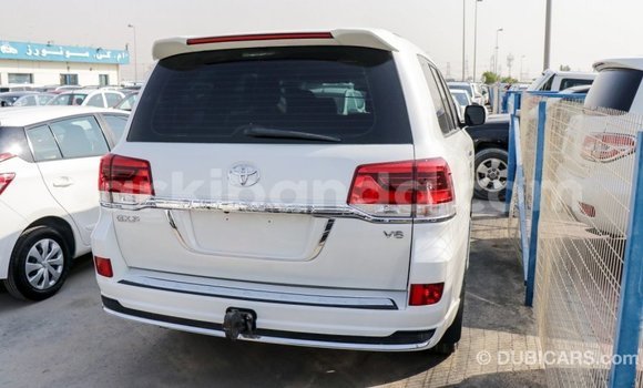 Nunua Imported Toyota Land Cruiser Nyeupe Gari ndani ya Import - Dubai nchini Uganda Nunua Imported Toyota Land Cruiser Nyeupe Gari ndani ya Import - Dubai nchini Uganda