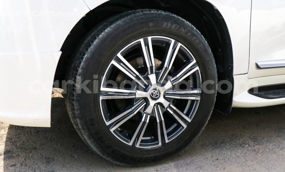 Nunua Imported Toyota Land Cruiser Nyeupe Gari ndani ya Import - Dubai nchini Uganda Nunua Imported Toyota Land Cruiser Nyeupe Gari ndani ya Import - Dubai nchini Uganda