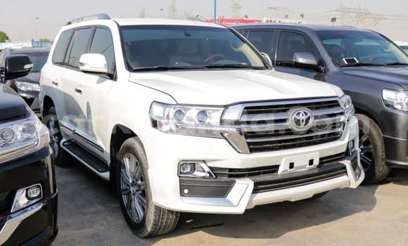 Nunua Imported Toyota Land Cruiser Nyeupe Gari ndani ya Import - Dubai nchini Uganda Nunua Imported Toyota Land Cruiser Nyeupe Gari ndani ya Import - Dubai nchini Uganda