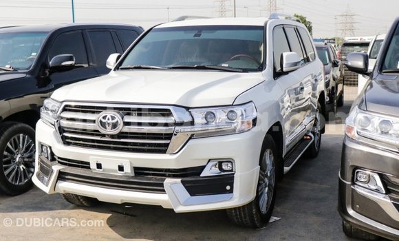 Nunua Imported Toyota Land Cruiser Nyeupe Gari ndani ya Import - Dubai nchini Uganda Nunua Imported Toyota Land Cruiser Nyeupe Gari ndani ya Import - Dubai nchini Uganda