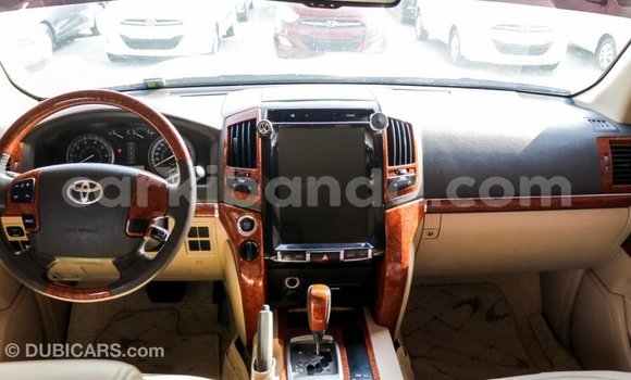 Nunua Imported Toyota Land Cruiser Nyeupe Gari ndani ya Import - Dubai nchini Uganda Nunua Imported Toyota Land Cruiser Nyeupe Gari ndani ya Import - Dubai nchini Uganda
