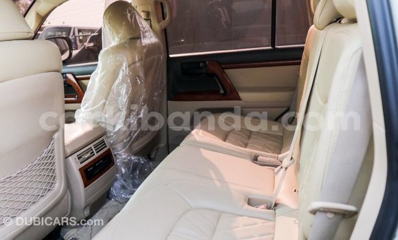 Nunua Imported Toyota Land Cruiser Nyeupe Gari ndani ya Import - Dubai nchini Uganda Nunua Imported Toyota Land Cruiser Nyeupe Gari ndani ya Import - Dubai nchini Uganda