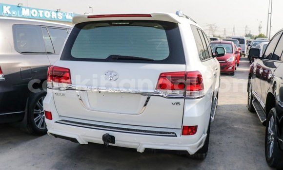 Nunua Imported Toyota Land Cruiser Nyeupe Gari ndani ya Import - Dubai nchini Uganda Nunua Imported Toyota Land Cruiser Nyeupe Gari ndani ya Import - Dubai nchini Uganda