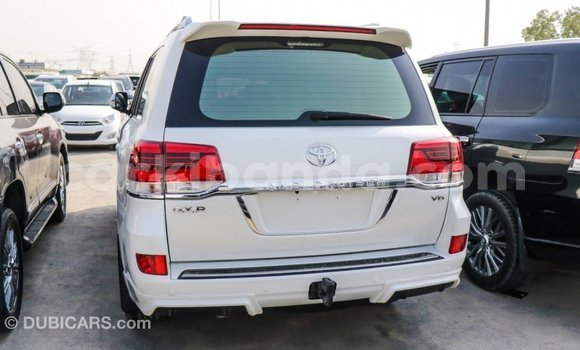 Nunua Imported Toyota Land Cruiser Nyeupe Gari ndani ya Import - Dubai nchini Uganda Nunua Imported Toyota Land Cruiser Nyeupe Gari ndani ya Import - Dubai nchini Uganda