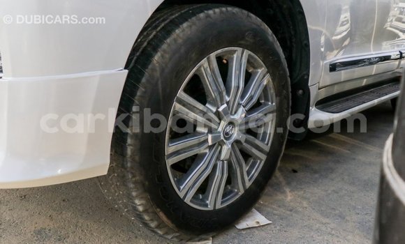 Nunua Imported Toyota Land Cruiser Nyeupe Gari ndani ya Import - Dubai nchini Uganda Nunua Imported Toyota Land Cruiser Nyeupe Gari ndani ya Import - Dubai nchini Uganda