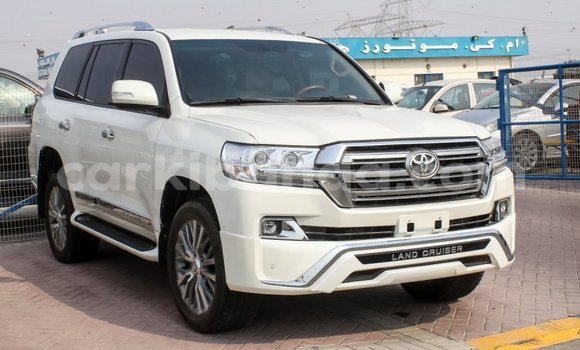 Nunua Imported Toyota Land Cruiser Nyeupe Gari ndani ya Import - Dubai nchini Uganda Nunua Imported Toyota Land Cruiser Nyeupe Gari ndani ya Import - Dubai nchini Uganda